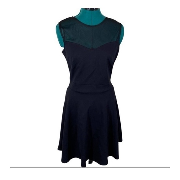 Sleeveless Contrast Mesh Yoke Pleated Dress NWT - Picture 4 of 10